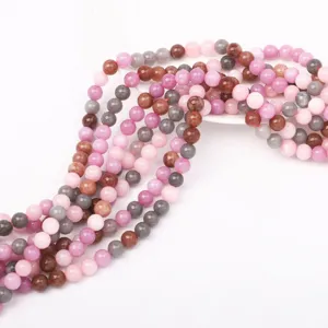 Vista dettagliata di perline in pietra naturale, perline tonde colorate per creazione gioielli.