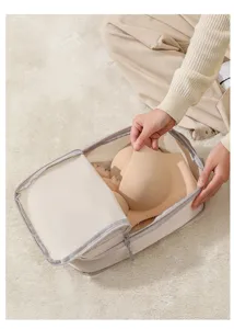 Gedetailleerd overzicht van een beige reisondergoed opbergtas met mesh ontwerpen.