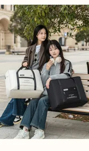 Vue de détail extérieure d'un grand sac de voyage pliable en noir et blanc, très pratique.