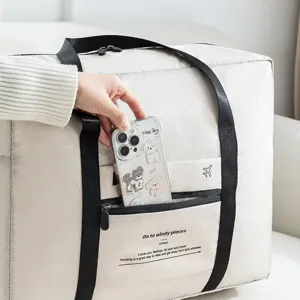 Grand sac de voyage pliable de grande capacite impermeable pour les voyages du week-end.