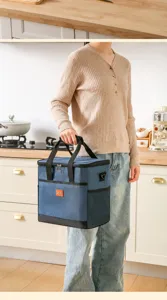 Gedetailleerd overzicht van de geïsoleerde tas in de keuken, met stof en een stevige constructie.