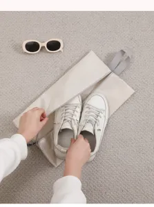 Detailansicht der Reiseschuhtasche, tragbarer wasserdichter Organizer für Sneaker und Schuhe.