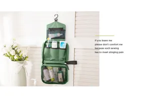 Détail de la trousse de toilette suspendue avec multi-poches et tissu vert imperméable.
