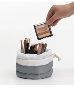 Bolsa cosmética con cordón portátil con juego de herramientas de maquillaje para viajes.