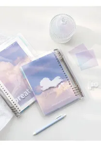Cuaderno de anillas transparente con hermoso diseño de nubes, ideal para diario y notas.
