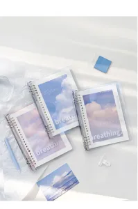 Vista detallada de cuaderno de anillas cubierta transparente diseno nube papeteria estetica