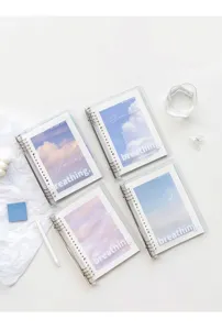 Cuaderno de anillas transparente con hermosos insertos de nubes de ensueño para escribir notas.