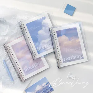 Cuaderno de hojas sueltas transparente con cubierta de nubes estéticas para la escuela.