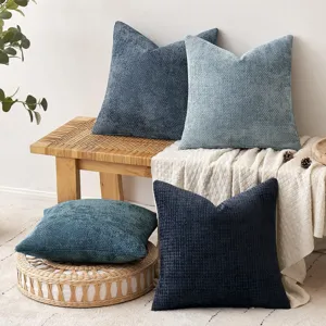 Dettaglio della fodera per cuscino in ciniglia, accogliente scena di divano blu.