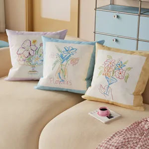 Vue détaillée de la housse de coussin colorée style dopamine avec de jolis imprimés floraux.