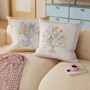 Vue détaillée de housses de coussin décoratives style dopamine avec motifs de fleurs.