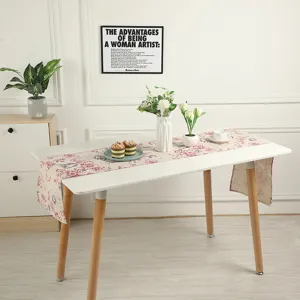Vista dettagliata del runner da tavola con fiori di peonia rossa, decorazione elegante.