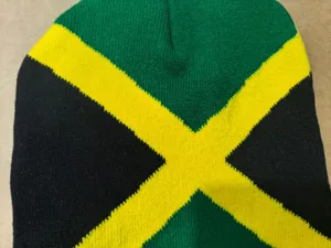 Detailaufnahme der Jamaika Flagge Strickmütze mit klarer Wolltextur und lebendigen Farben.