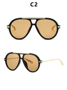 Eleganti occhiali da sole pilota oversize a doppio ponte con montatura nera e lenti marroni.