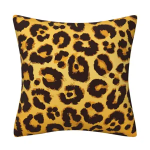 Dettaglio federa cuscino stampa leopardo, morbida fodera per divano decorazione casa.