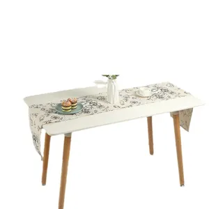 Elegante festone da tavola floreale per decorazione sala da pranzo, design peonia bianco e nero.