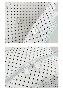 Vista dettagliata dello zaino a pois bianchi con bottone magnetico e doppie cerniere.
