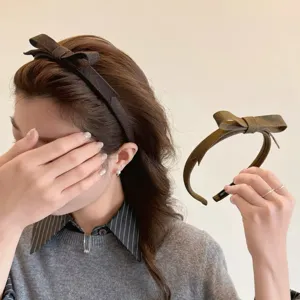 Bruine retro stoffen strik haarband voor dames, minimalistisch herfst winter haaraccessoire.