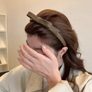 Bruine stoffen strik haarband voor vrouwen, elegante retro smalle haarhoepel herfst winter.