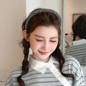 Close-up of stylish wide leopard print sponge headband, soft flannel material for daily wear.