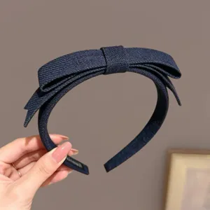 Denim strik haarband met stijlvolle stoffen bekleding voor dagelijkse dames kapsels.