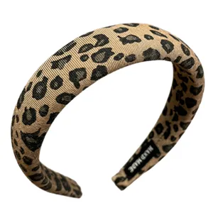 Chique gevoerde haarband met luipaardprint, vintage stoffen haarhoofdband voor look.