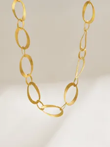 Detailaufnahme einer matten 18K vergoldeten Edelstahlkette mit strukturierten Ovalgliedern.