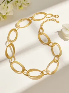 Nahaufnahme Detail der luxuriösen matten goldenen klobigen ovalen Gliederkette Schmuck.