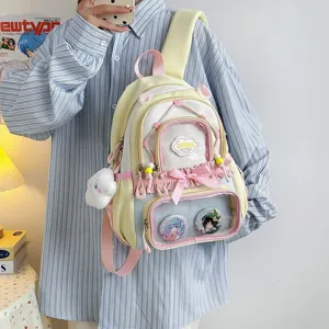 Vue détaillée du sac à dos ita pastel mignon avec fenêtre transparente et joli nœud papillon.