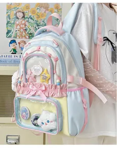 Vue détaillée du joli sac à dos ita pastel avec fenêtre transparente, nœud et grand rangement.