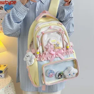 Vue détaillée du joli sac ita pastel avec fenêtre transparente, nœuds et pins d'anime.