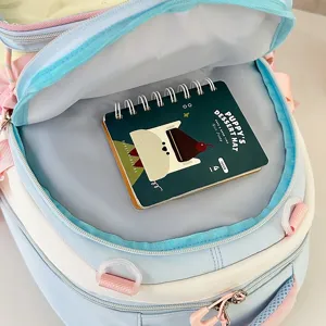 Sac à dos d'écolier pastel multicolore à plusieurs couches avec poche avant transparente.
