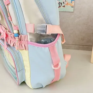 Vue de détail d'un sac à dos pastel avec poche latérale et conception de boucle de fixation.