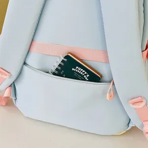 Gros plan détaillé du sac à dos étudiant bleu clair avec bretelles roses et poche zippée.