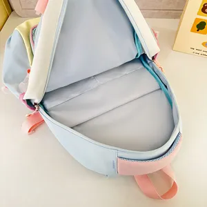 Sac a dos etudiant pastel avec grande capacite et plusieurs compartiments pour un usage quotidien.