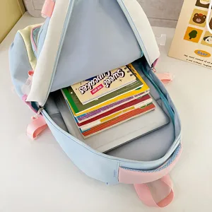 Vue détaillée du sac à dos pastel pour étudiant montrant un grand espace intérieur.