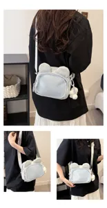 Klares Ita-Taschen-Detail mit Frontnetz, niedlichem Ohr-Design und Plüsch-Anhänger.