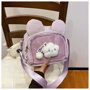 Süße lila Ita-Tasche mit transparentem Mesh-Fenster, Hasenohren und flauschigem Wolkenanhänger.
