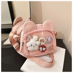 Rosa süße Ita-Bag mit Bärenohren, transparenter Netztasche und süßen Ansteckern für den Alltag.