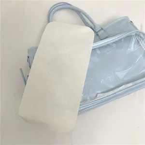 Vista de detalle del bolso ita azul claro con ventana transparente y panel insertable.
