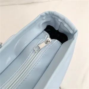 Bolso de mano de cuero PU azul claro vista detallada cremallera primer plano moda chic