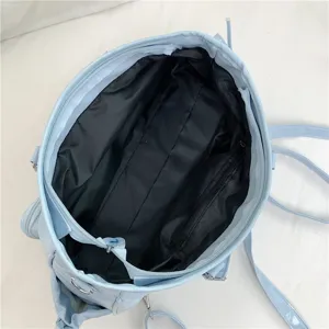 Vista de primer plano del compartimento interior y el forro negro del bolso azul claro.