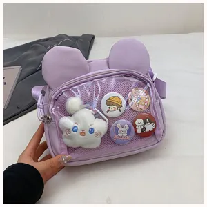 Japanischer Stil süße lila Ita-Bag mit klarem Fenster, Hasenohren und süßen Anstecknadeln.