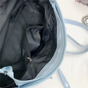 Detalle interior del bolso, forro negro con bolsillo con cremallera, almacenamiento práctico