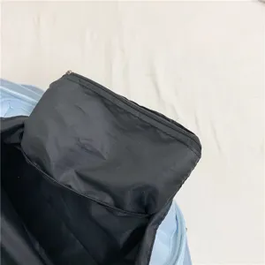 Vista detallada de bolsa ita de gran capacidad, mochila multifuncional para fans de conciertos.