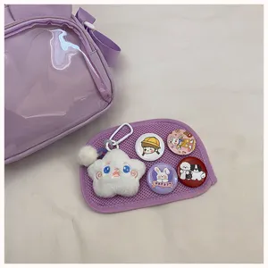 Lila transparente japanische Ita-Tasche mit Pluesch-Wolkenanhaenger und niedlichen Pins.