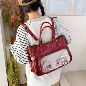 Mochila ita roja de gran capacidad con bolsillo transparente para pines de anime.
