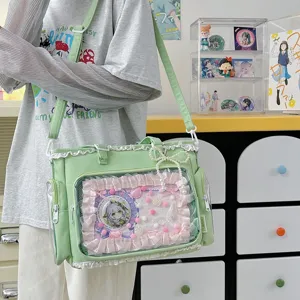 Vista detallada del bolso ita verde de estilo JK dulce japonés con ventana transparente.