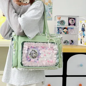 Vista detallada del bolso tote ita verde menta con ventana transparente y pines de anime.