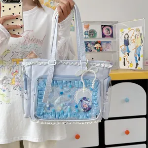 Vista detallada de un bolso tote ita azul claro lindo con ventana transparente y encaje.
